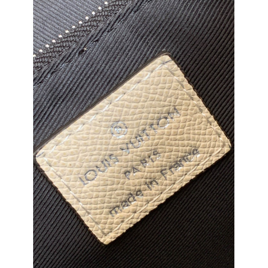 Louis Vuitton Size 28.3 x 18.3 x 4.3 cm