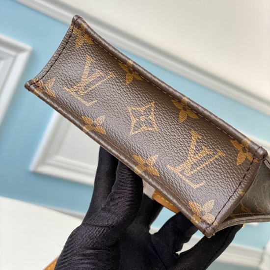 Louis Vuitton Size: 14.0 x 17.0 x 5.0 cm