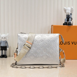 Louis Vuitton Size: 26 x 20 x 12 cm
