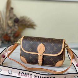 Louis Vuitton Size: 25.0 9.0 15.0 cm