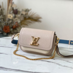 Louis Vuitton Size: 19 x 13 x 8 cm