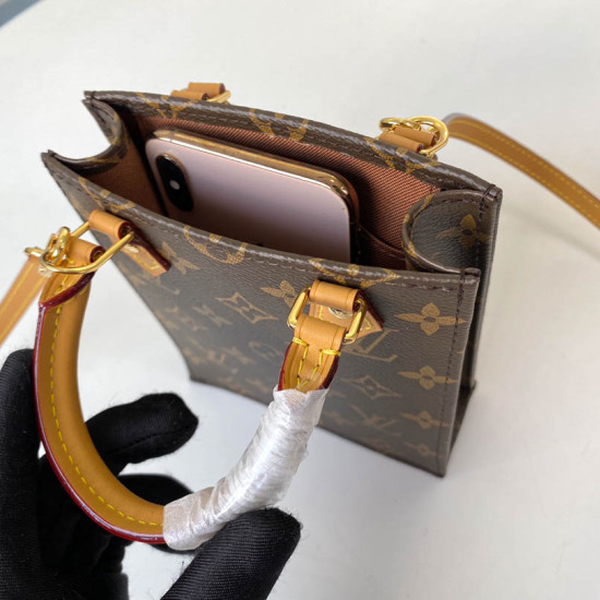 Louis Vuitton Size: 14.0 x 17.0 x 5.0 cm