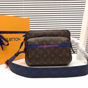 Louis Vuitton Crossbody Messenger Bag Model: M43843 Size: 25x18x5cm