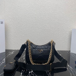 Prada Women's Bag Size: 24x17cm 1BC151