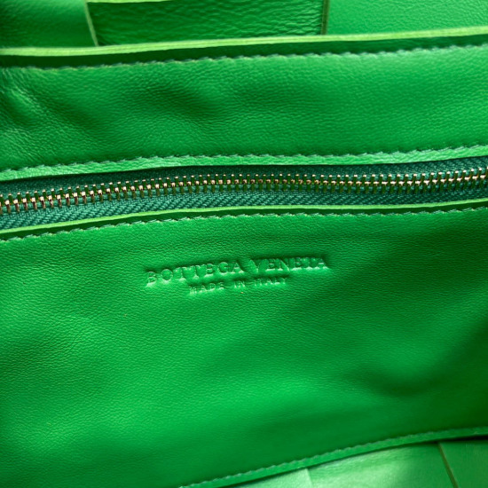 BV Crossbody Bag Size: 23x15cm