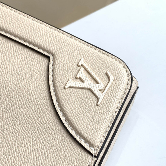 Louis Vuitton Size 28.3 x 18.3 x 4.3 cm