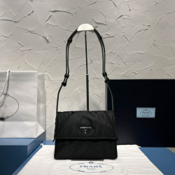 Prada Messenger Bag Size: 23.5x18cm 1BD313