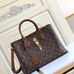 Louis Vuitton Size: 34.0 x 24.0 x 13.0 cm