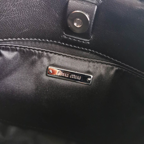 Miu Miu handheld underarm bag Size：20X15X4.5cm 