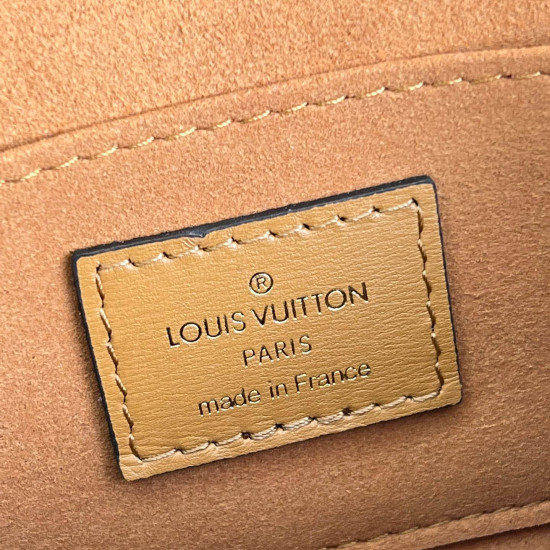 Louis Vuitton Size 20 x 15 x 9 cm