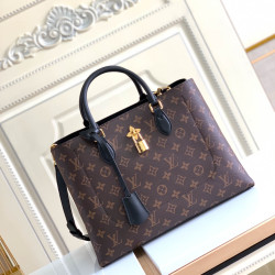 Louis Vuitton Size: 34.0 x 24.0 x 13.0 cm