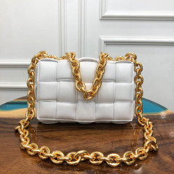 BV Chain Bag Size: 26x18cm Ivory