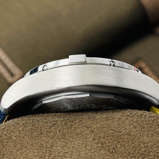 Breitling Chronograph Diameter: 45 mm