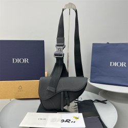 Dior Saddle斜挎包