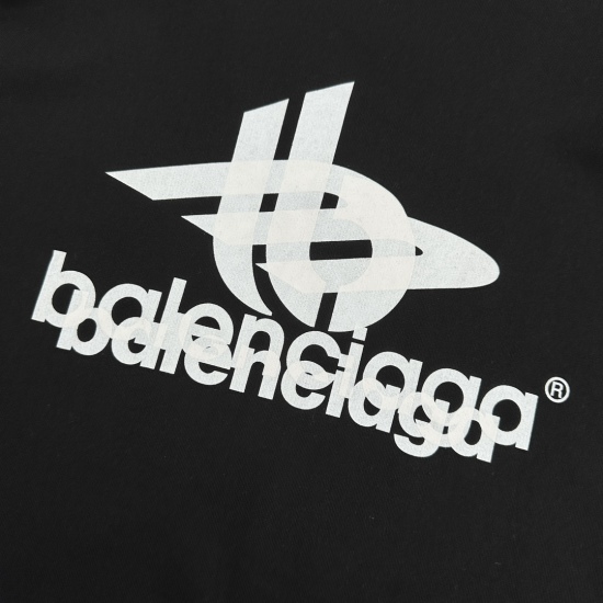 Balenciaga 重叠印花蝙蝠袖圆领卫衣