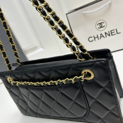 Chanel calfskin vintage bag can be worn on one shoulder and crossbody